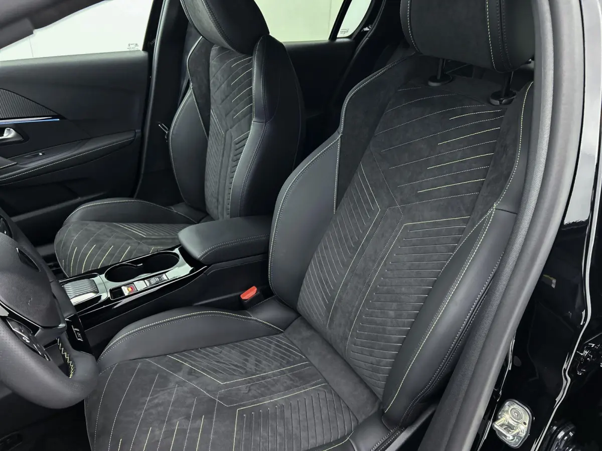 EV GT Advantage 51 kWh 156 pk | Navigatie | Achteruitrijcamera | Parkeersensoren Voor en Achter | Alcantara Bekleding | Verwarmde Sportstoelen | Full-LED Koplampen | Dodehoek Detectie | Adap