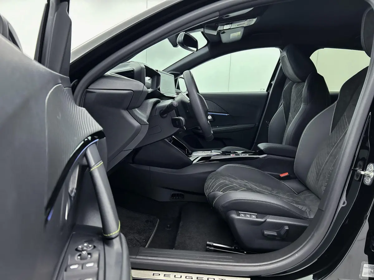 EV GT Advantage 51 kWh 156 pk | Navigatie | Achteruitrijcamera | Parkeersensoren Voor en Achter | Alcantara Bekleding | Verwarmde Sportstoelen | Full-LED Koplampen | Dodehoek Detectie | Adap