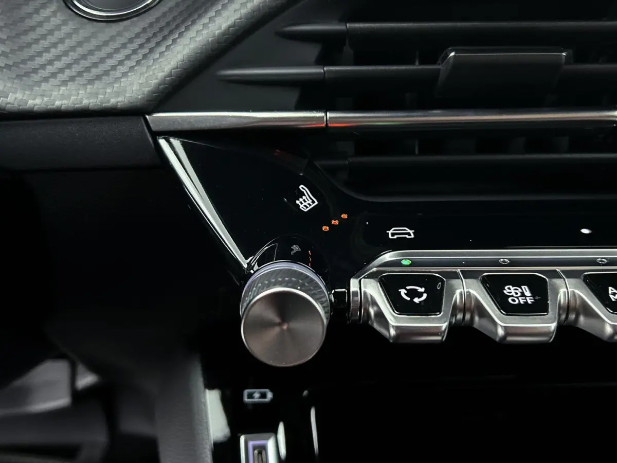 EV GT Advantage 51 kWh 156 pk | Navigatie | Achteruitrijcamera | Parkeersensoren Voor en Achter | Alcantara Bekleding | Verwarmde Sportstoelen | Full-LED Koplampen | Dodehoek Detectie | Adap