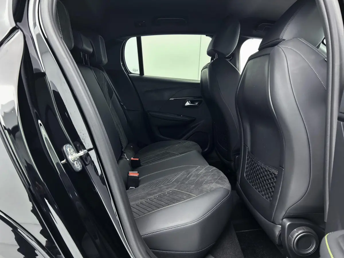 EV GT Advantage 51 kWh 156 pk | Navigatie | Achteruitrijcamera | Parkeersensoren Voor en Achter | Alcantara Bekleding | Verwarmde Sportstoelen | Full-LED Koplampen | Dodehoek Detectie | Adap