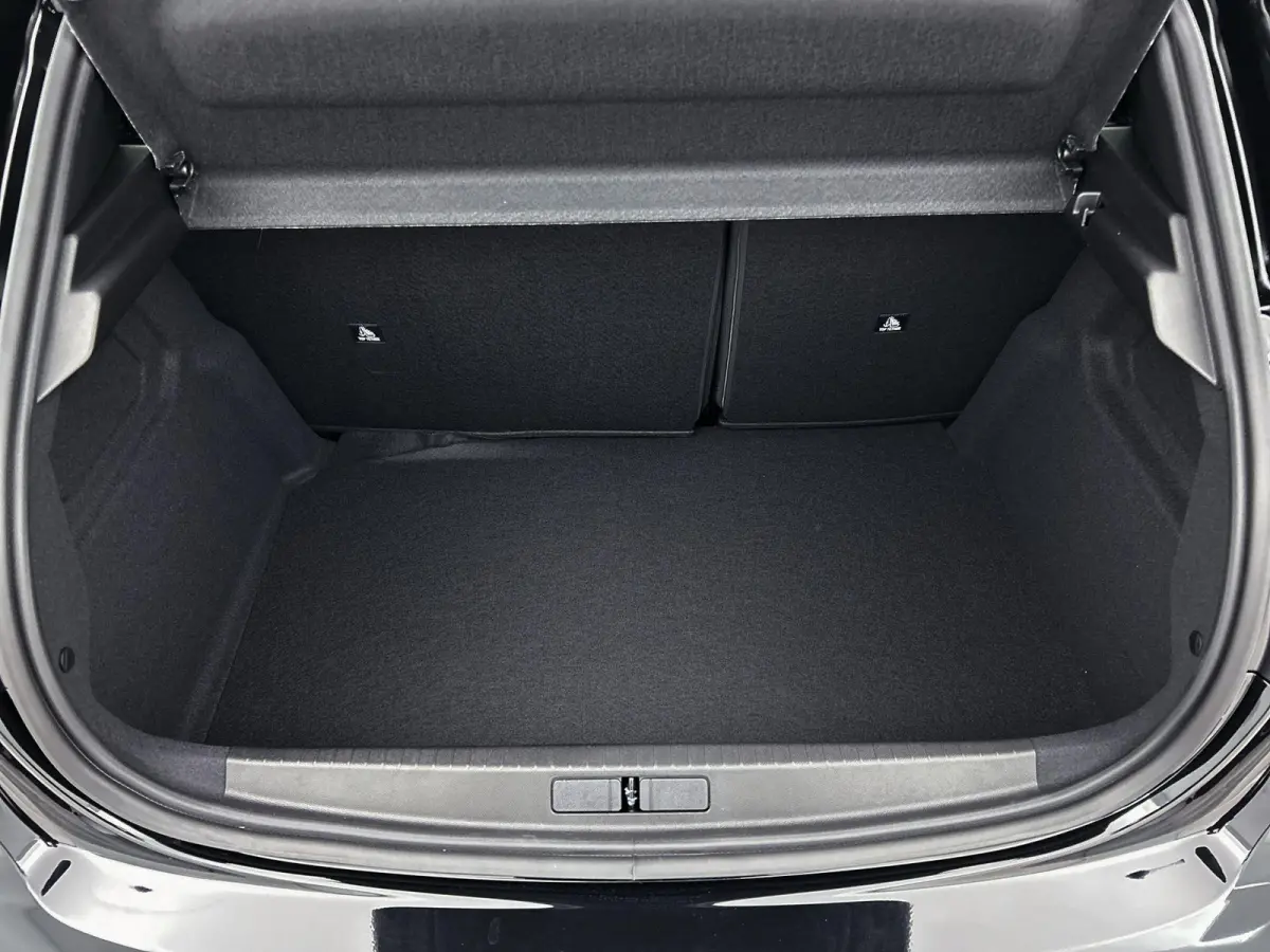 EV GT Advantage 51 kWh 156 pk | Navigatie | Achteruitrijcamera | Parkeersensoren Voor en Achter | Alcantara Bekleding | Verwarmde Sportstoelen | Full-LED Koplampen | Dodehoek Detectie | Adap