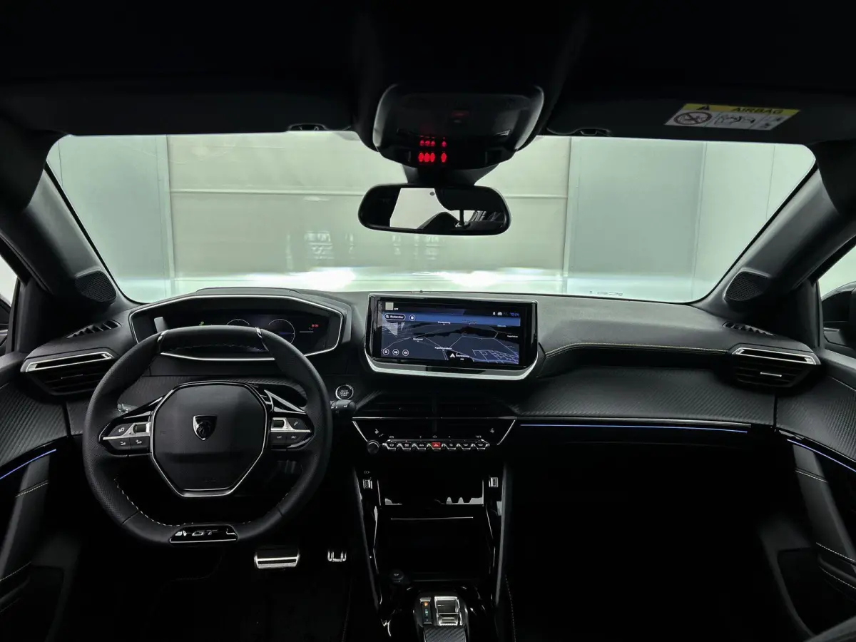 EV GT Advantage 51 kWh 156 pk | Navigatie | Achteruitrijcamera | Parkeersensoren Voor en Achter | Alcantara Bekleding | Verwarmde Sportstoelen | Full-LED Koplampen | Dodehoek Detectie | Adap