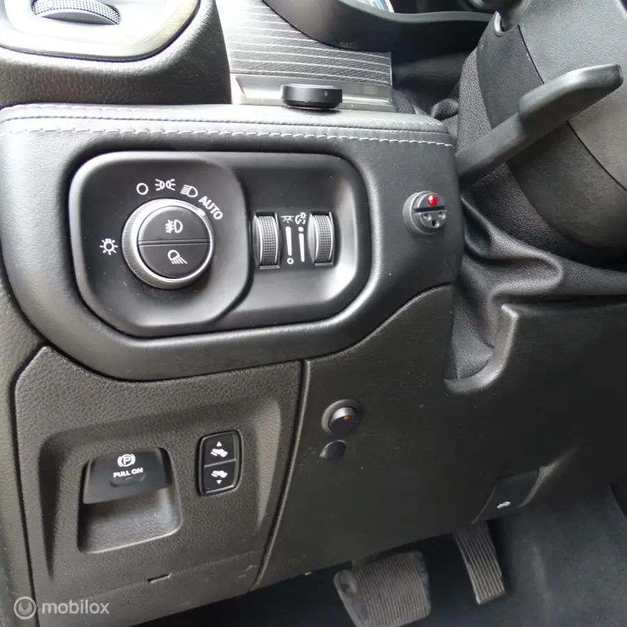 1500 4X4 5.7 V8 4x4 Crew Cab Limited 4PLAY 22 inch