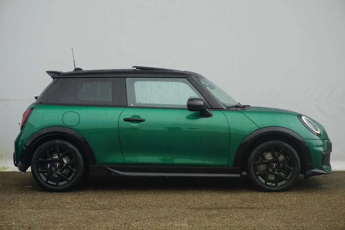 Cooper C John Cooper Works Uitvoering | Pakket M | Panoramadak | Driving Assistant | Stoel & Stuurverwarming | Parking Assitant |