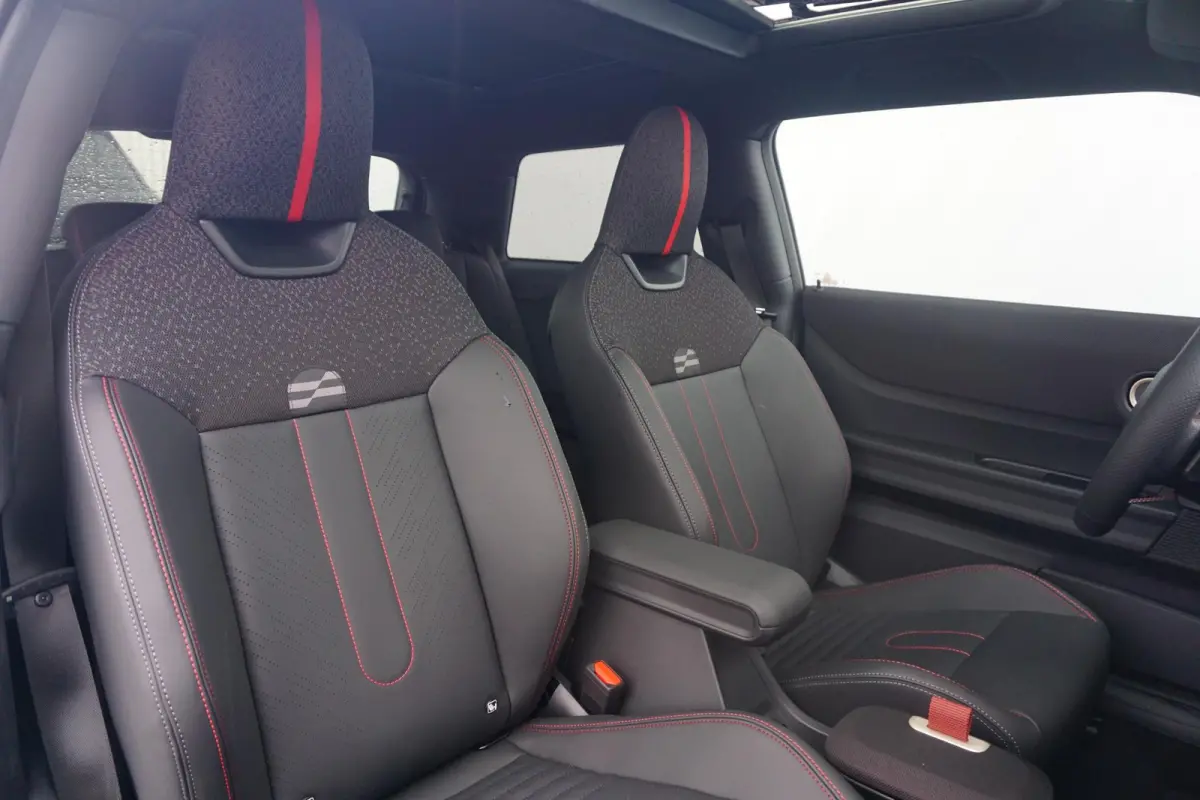 Cooper C John Cooper Works Uitvoering | Pakket M | Panoramadak | Driving Assistant | Stoel & Stuurverwarming | Parking Assitant |