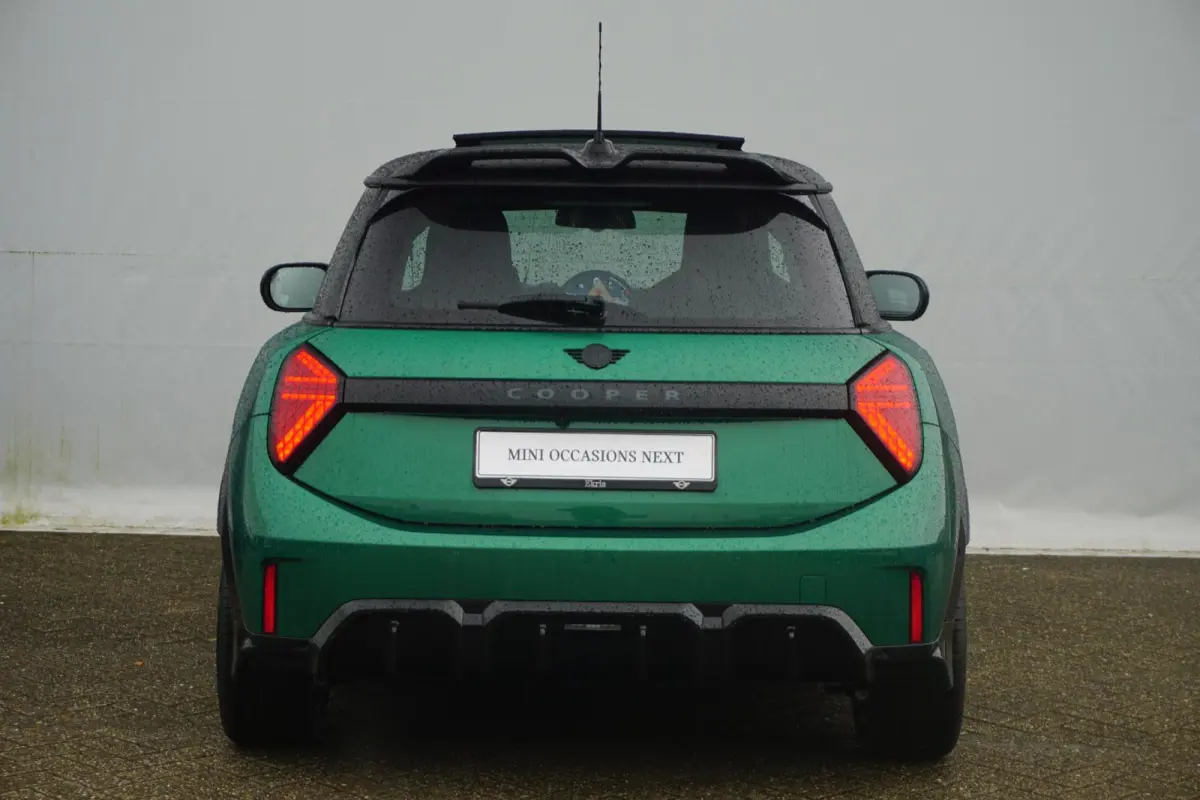 Cooper C John Cooper Works Uitvoering | Pakket M | Panoramadak | Driving Assistant | Stoel & Stuurverwarming | Parking Assitant |