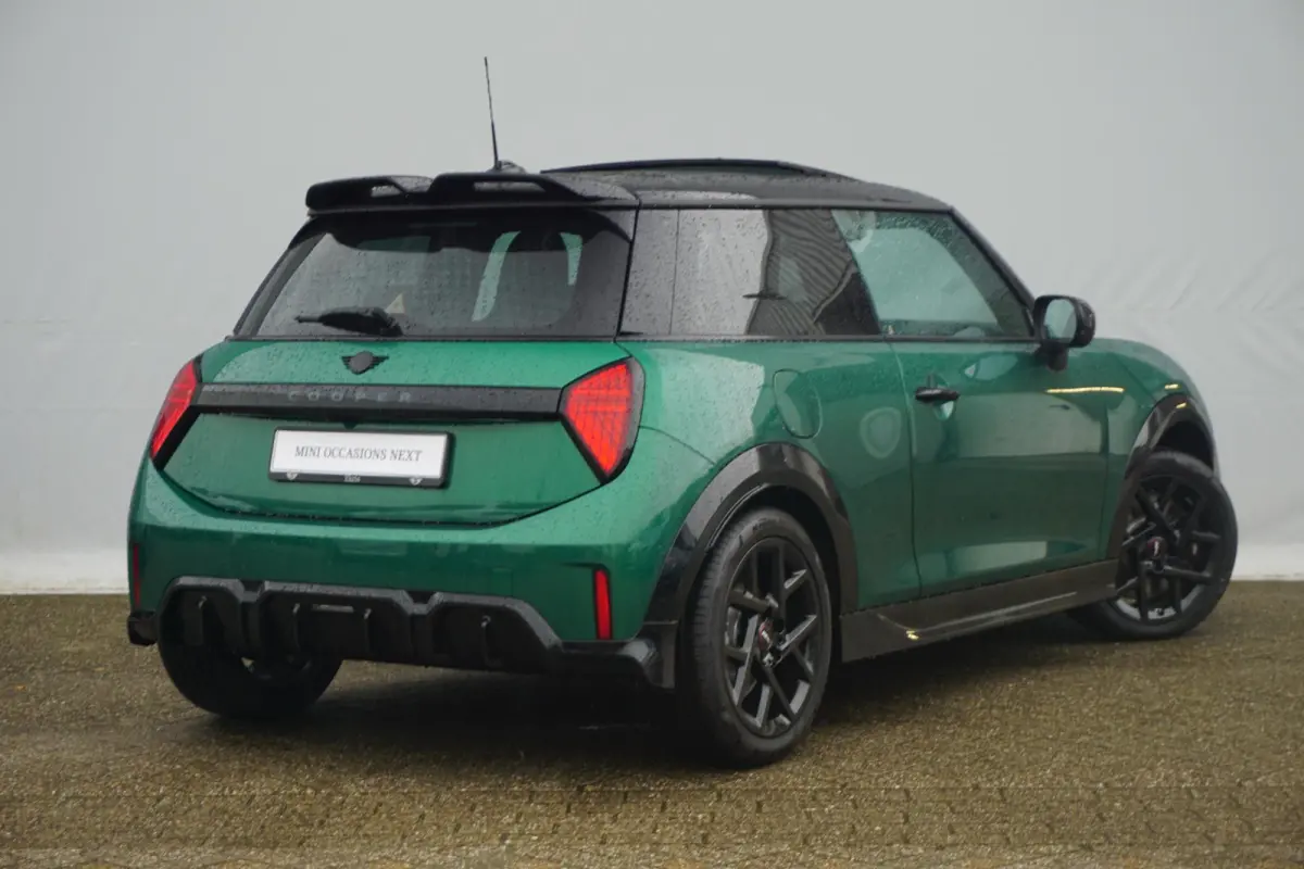 Cooper C John Cooper Works Uitvoering | Pakket M | Panoramadak | Driving Assistant | Stoel & Stuurverwarming | Parking Assitant |