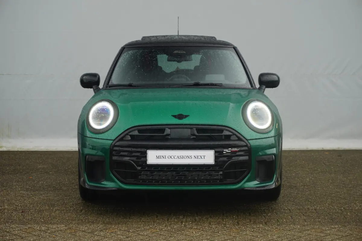 Cooper C John Cooper Works Uitvoering | Pakket M | Panoramadak | Driving Assistant | Stoel & Stuurverwarming | Parking Assitant |
