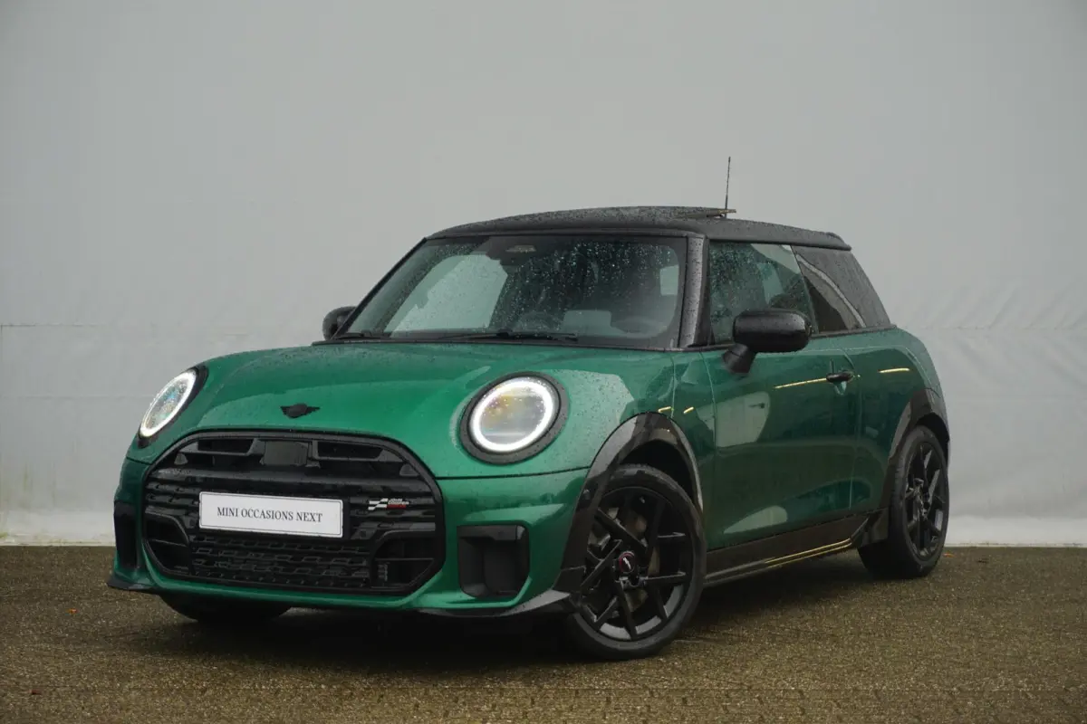 Cooper C John Cooper Works Uitvoering | Pakket M | Panoramadak | Driving Assistant | Stoel & Stuurverwarming | Parking Assitant |