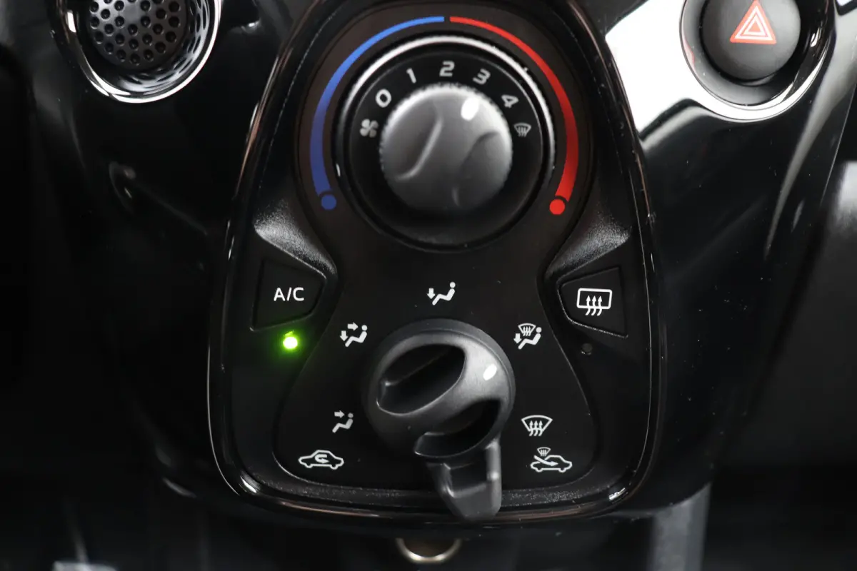 1.0 73 PK VTi Pack Comfort Privacy Glas Bluetooth DAB LED