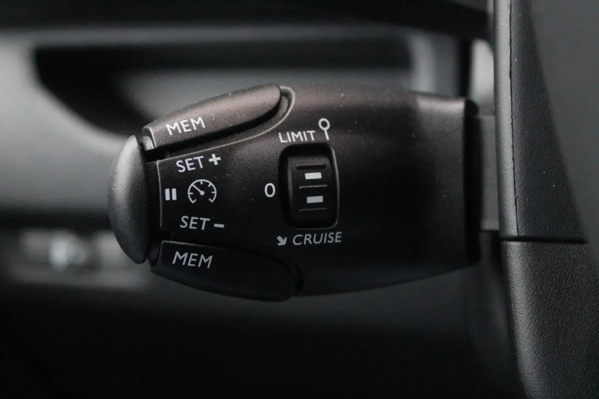 EV L2 75 kWh | NAVIGATIE 10" TOUCHSCREEN | ACHTERUITRIJ CAMERA | APPLE CARPLAY/ANDROID AUTO | PARKEERSENSOREN | CRUISE CONTROL | DAB+ RADIO | 3-ZITS | LAADRUIMTE PAKKET | PACK MODUWORK |