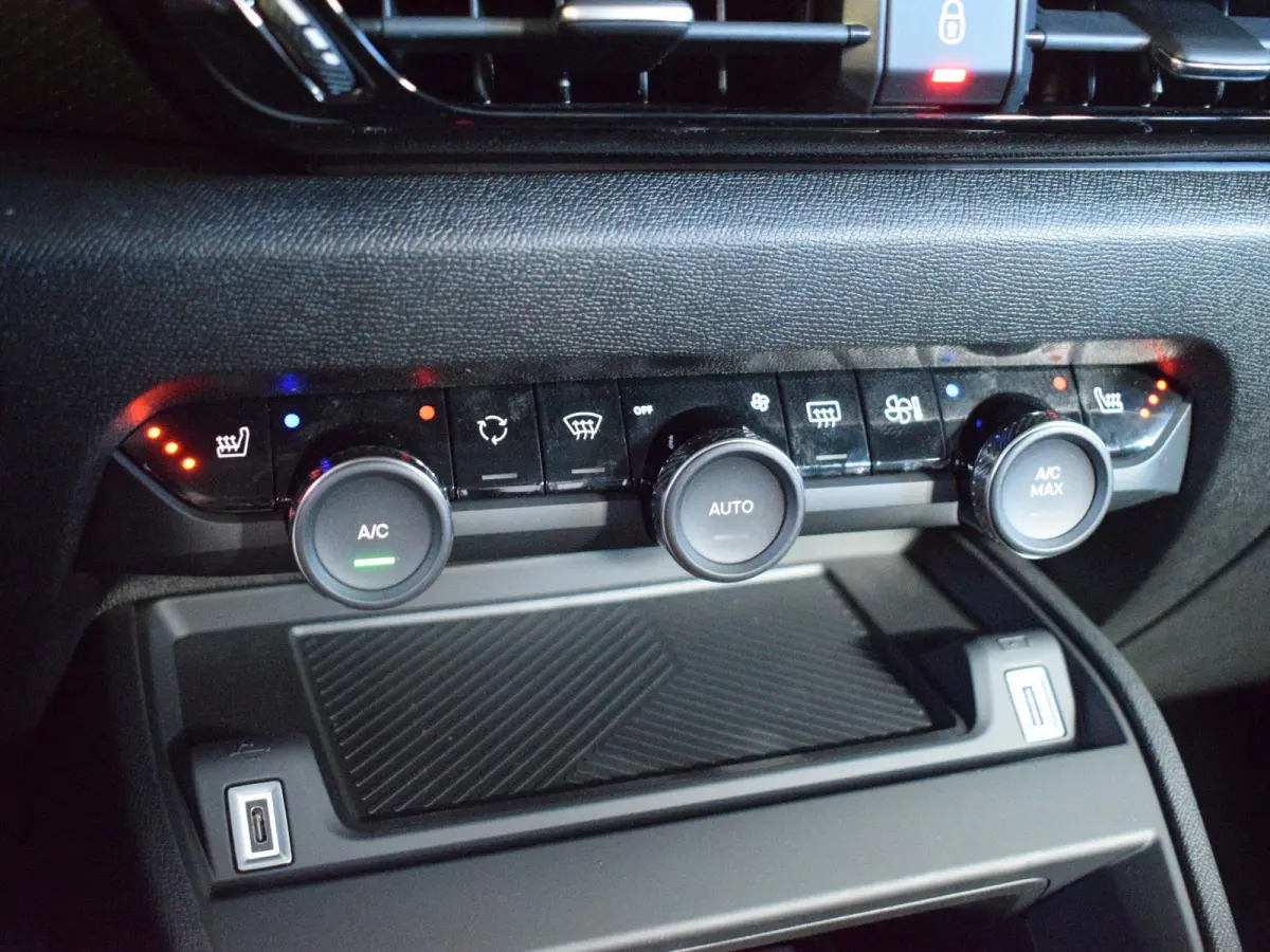 1.2 Hybrid 136 Business | STOELVERWARMING | ADAPTIEVE CRUISE CONTROL | CAMERA + SENSOREN | NAVIGATIE