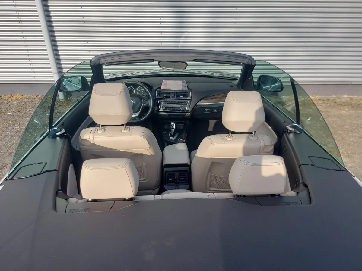 218i High Executive, airco,navigatie,stoelverwarming,parkeersensoren,cruisecontrol,