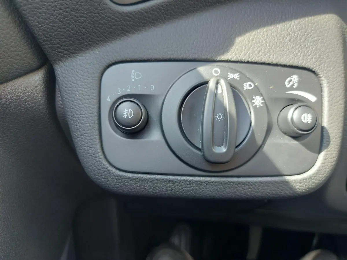 1.0 Titanium, airco,cruise,navigatie/camera,stoel/stuurverwarming,voorruit verwarmd,parkeersensoren,
