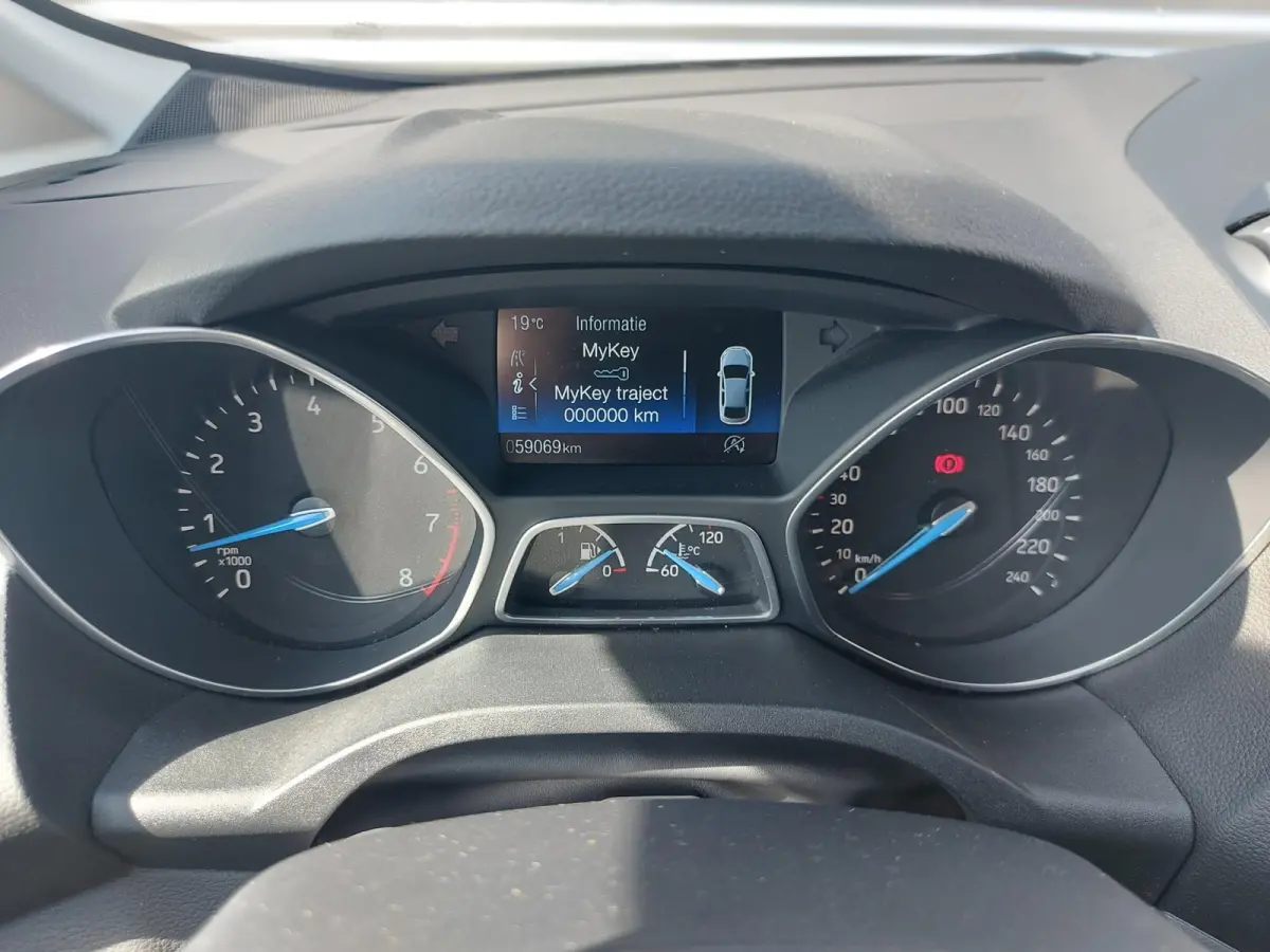 1.0 Titanium, airco,cruise,navigatie/camera,stoel/stuurverwarming,voorruit verwarmd,parkeersensoren,