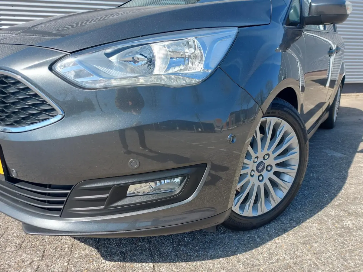 1.0 Titanium, airco,cruise,navigatie/camera,stoel/stuurverwarming,voorruit verwarmd,parkeersensoren,