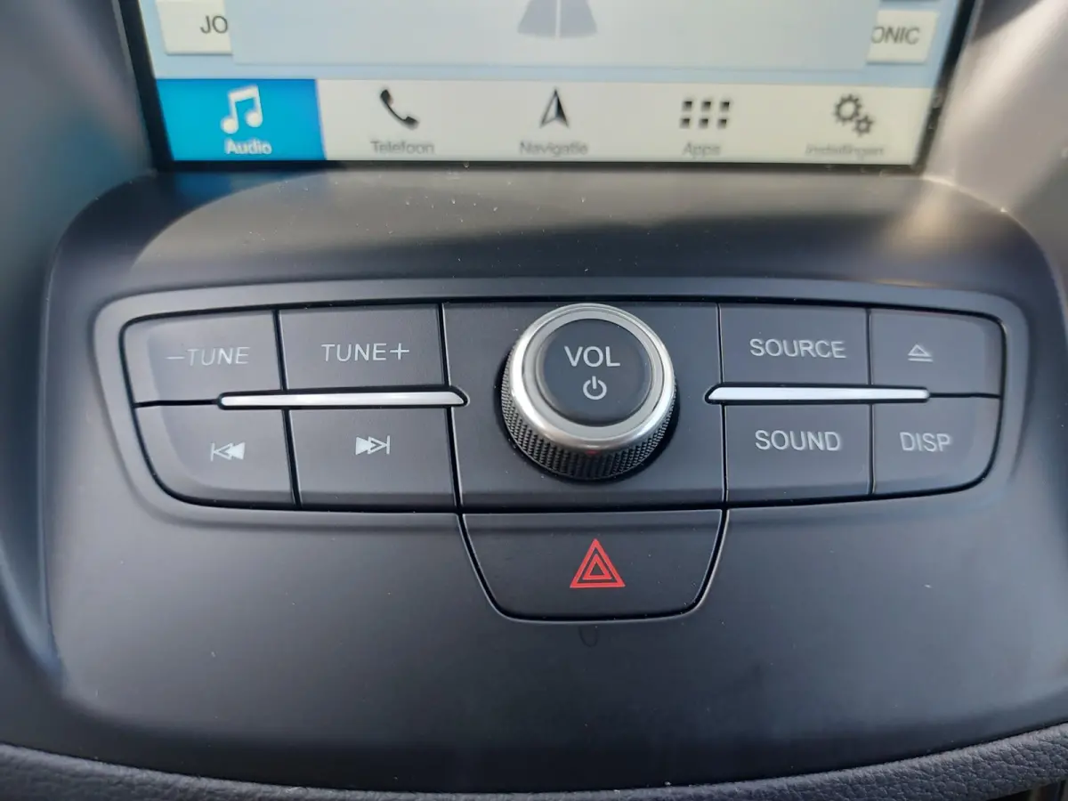 1.0 Titanium, airco,cruise,navigatie/camera,stoel/stuurverwarming,voorruit verwarmd,parkeersensoren,