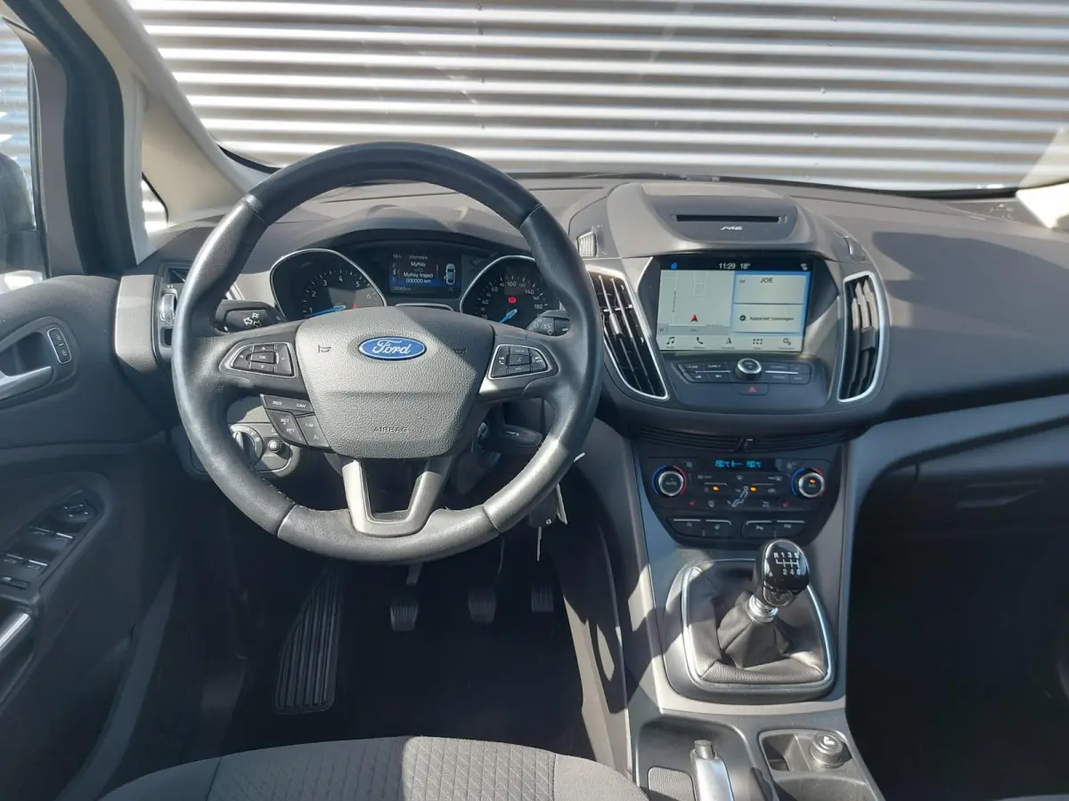 1.0 Titanium, airco,cruise,navigatie/camera,stoel/stuurverwarming,voorruit verwarmd,parkeersensoren,