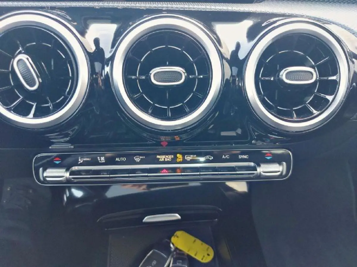 Automaat, 180 Luxury Line Virtueel, Navigatie,panoramadak,airco,cruise,parkeersensoren,stoelverwarming,