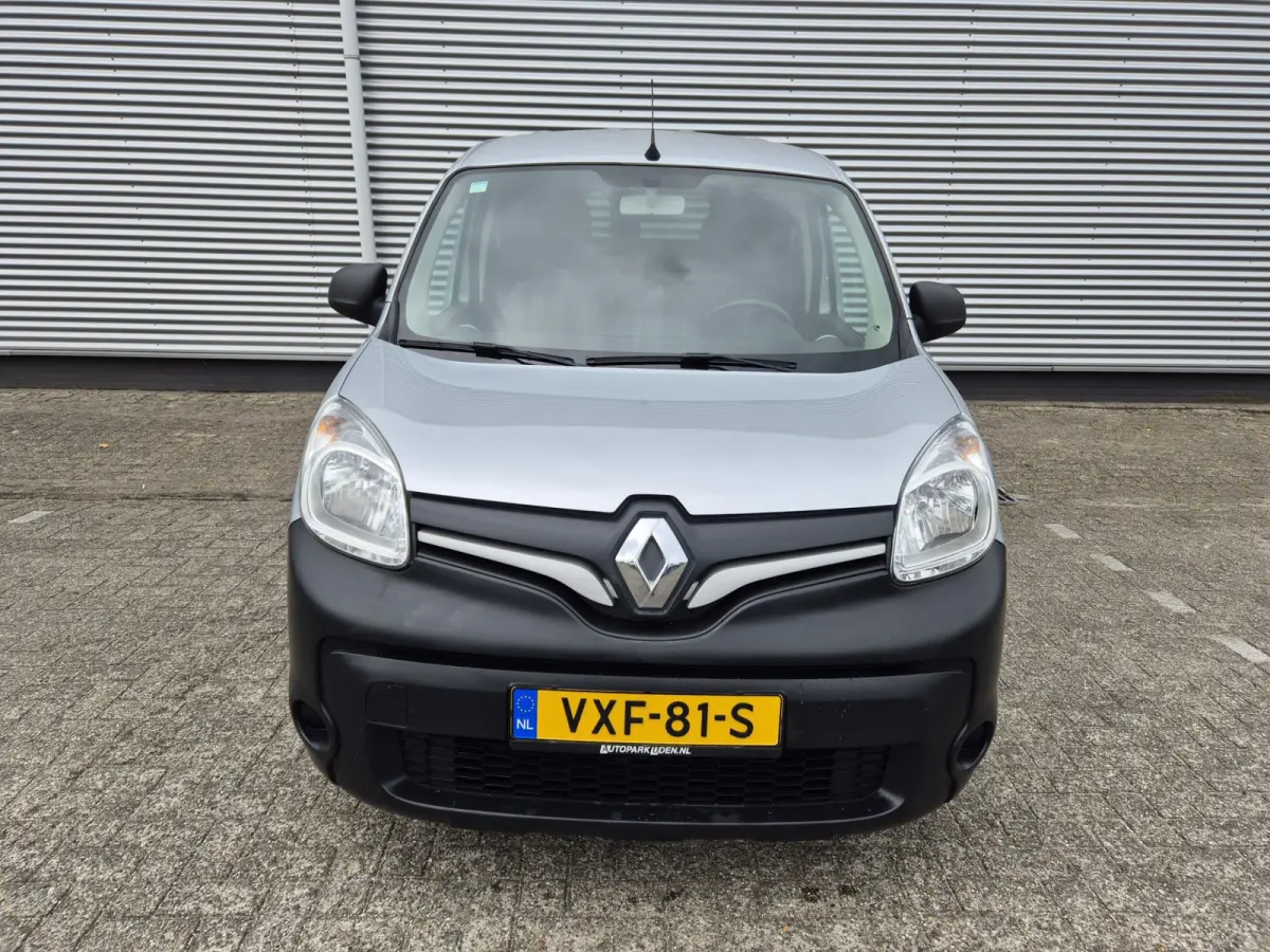 1.5 Blue dCi 80 Comfort prijs is EX btw, airco,cruise,navigatie,