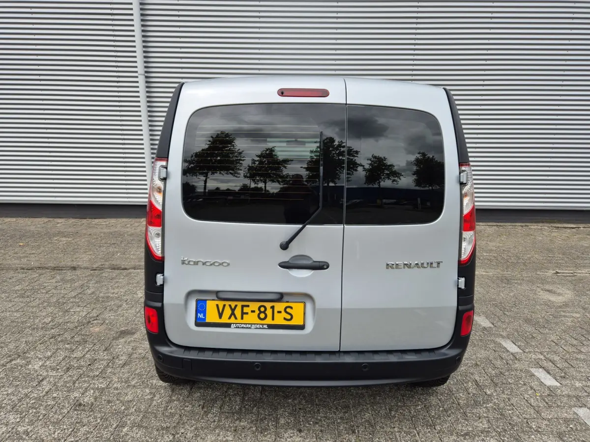 1.5 Blue dCi 80 Comfort prijs is EX btw, airco,cruise,navigatie,
