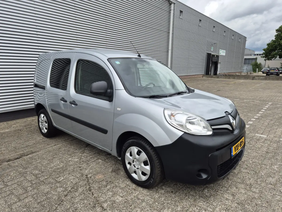 1.5 Blue dCi 80 Comfort prijs is EX btw, airco,cruise,navigatie,