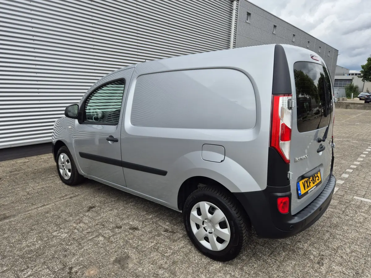1.5 Blue dCi 80 Comfort prijs is EX btw, airco,cruise,navigatie,