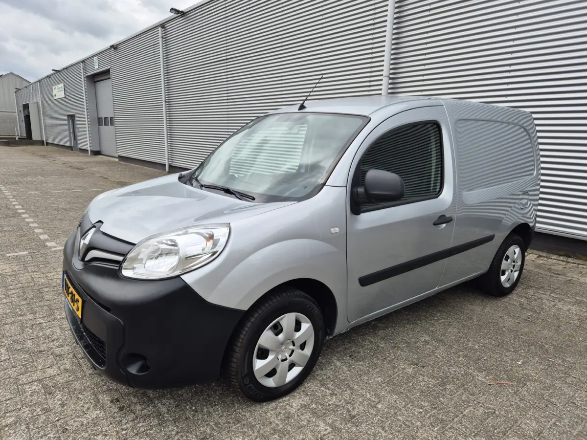 1.5 Blue dCi 80 Comfort prijs is EX btw, airco,cruise,navigatie,