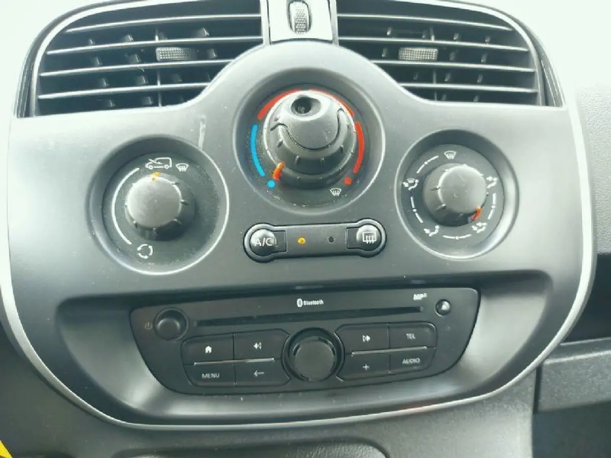 1.5 Blue dCi 80 Comfort prijs is EX btw, airco,cruise,navigatie,