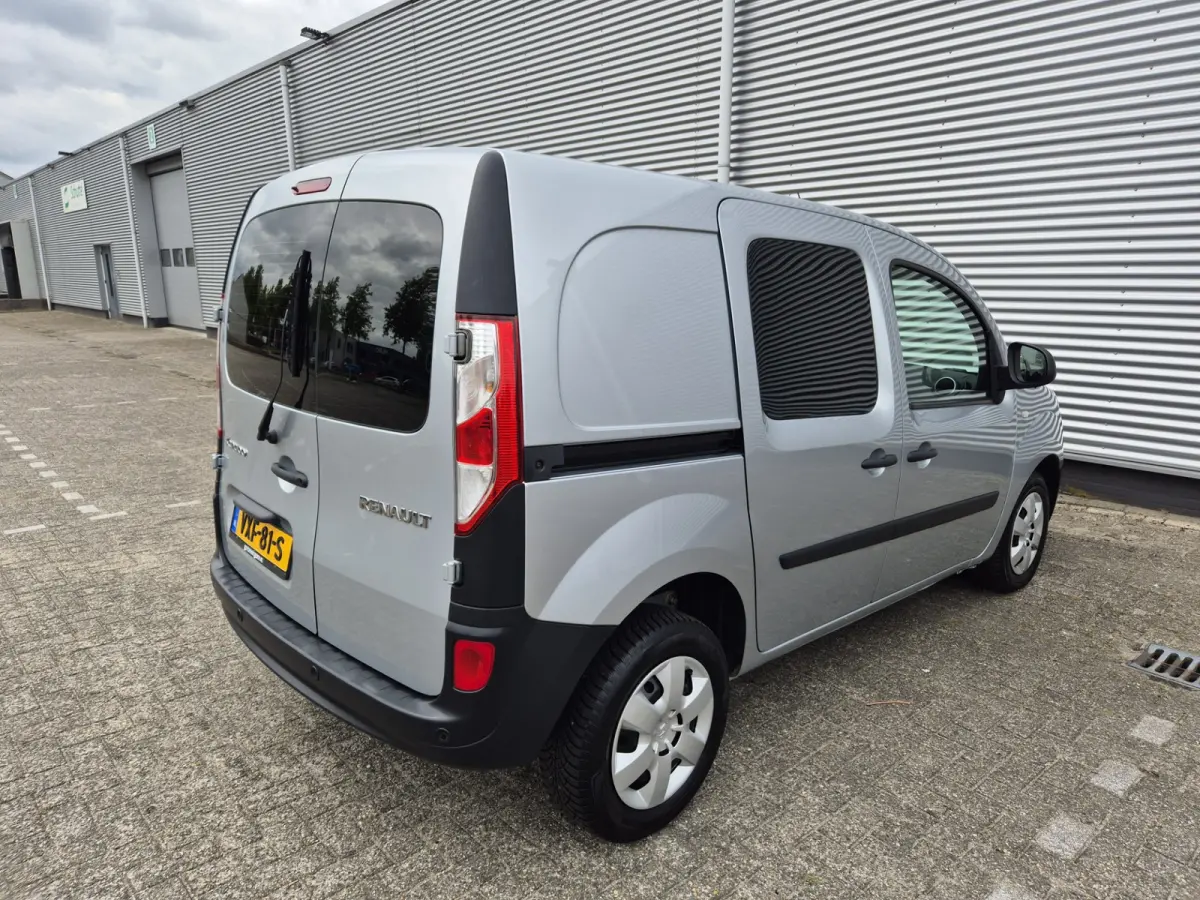 1.5 Blue dCi 80 Comfort prijs is EX btw, airco,cruise,navigatie,