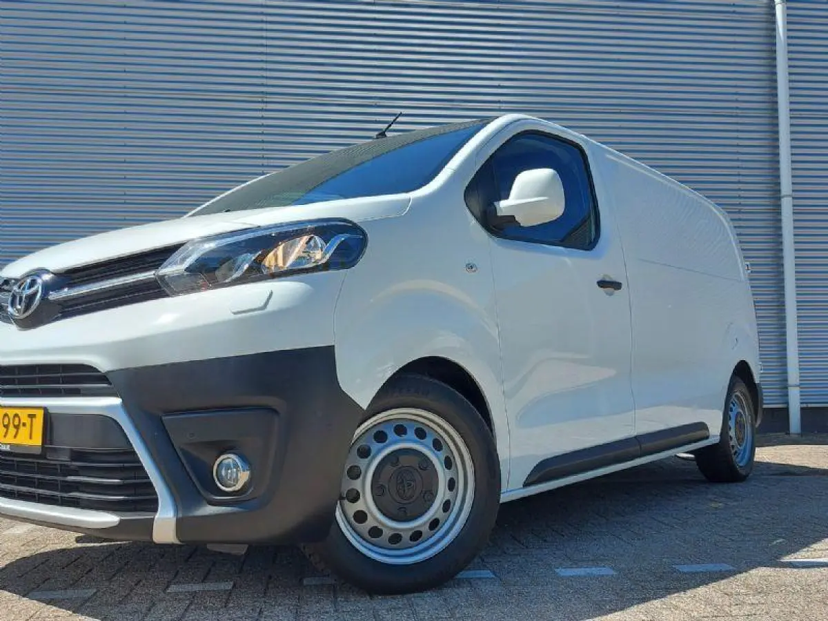 1.6 D-4D Cool Comfort prijs is EX btw, airco,cruisecontrol,radio/cd,
