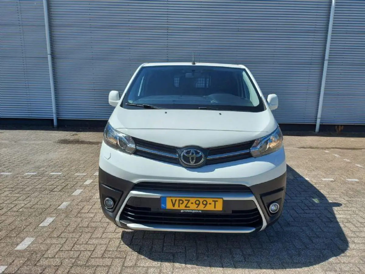 1.6 D-4D Cool Comfort prijs is EX btw, airco,cruisecontrol,radio/cd,
