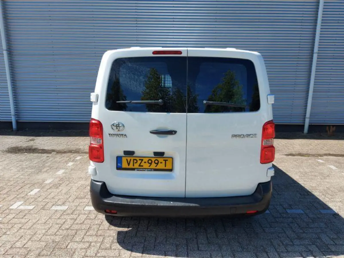 1.6 D-4D Cool Comfort prijs is EX btw, airco,cruisecontrol,radio/cd,