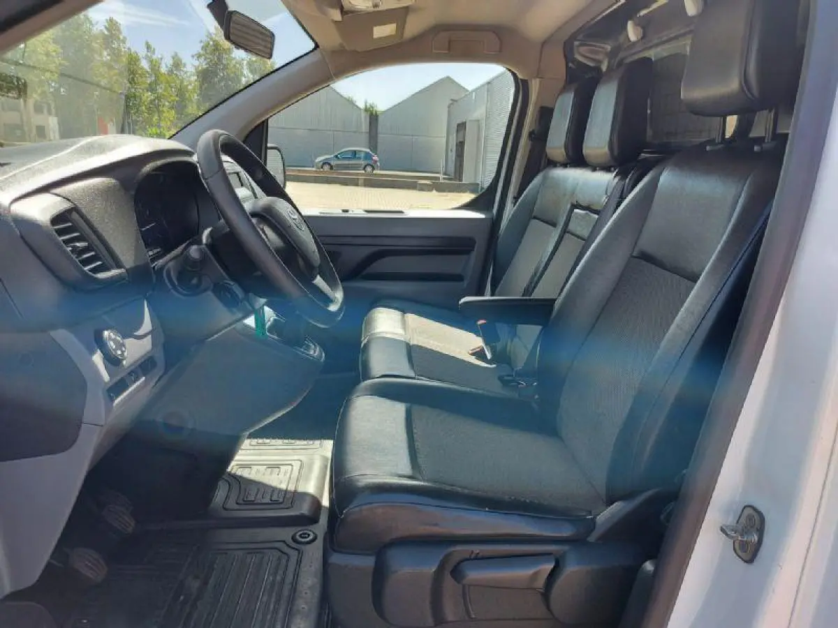 1.6 D-4D Cool Comfort prijs is EX btw, airco,cruisecontrol,radio/cd,
