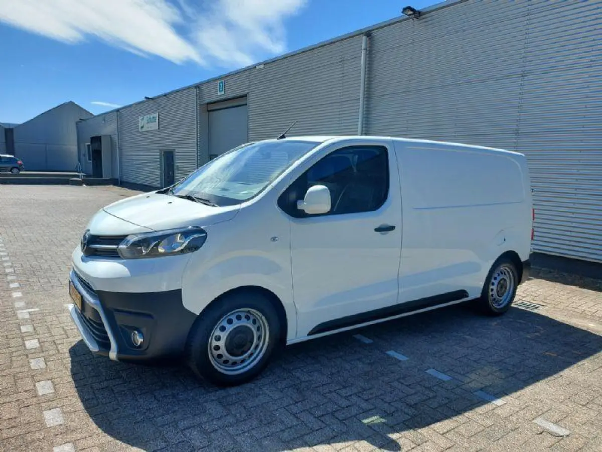 1.6 D-4D Cool Comfort prijs is EX btw, airco,cruisecontrol,radio/cd,