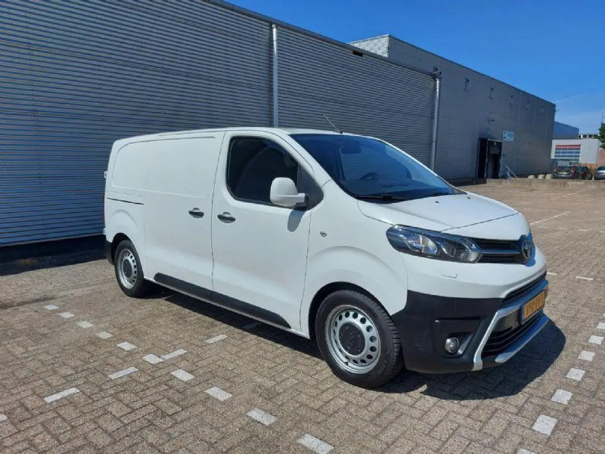 1.6 D-4D Cool Comfort prijs is EX btw, airco,cruisecontrol,radio/cd,