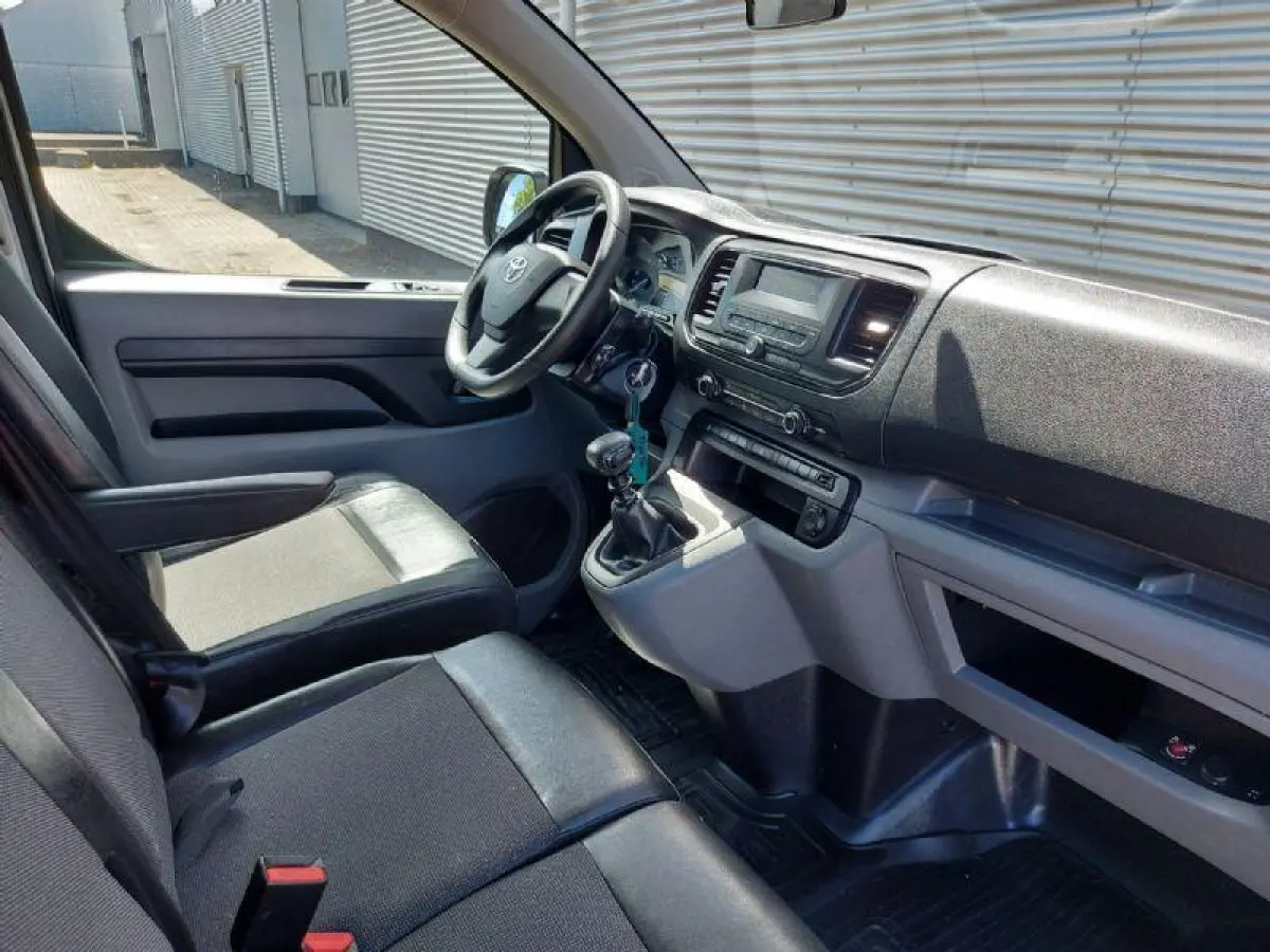 1.6 D-4D Cool Comfort prijs is EX btw, airco,cruisecontrol,radio/cd,