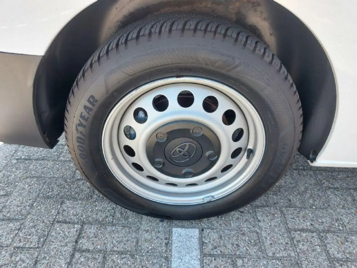 1.6 D-4D Cool Comfort prijs is EX btw, airco,cruisecontrol,radio/cd,