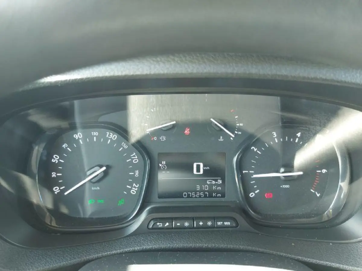 1.6 D-4D Cool Comfort prijs is EX btw, airco,cruisecontrol,radio/cd,