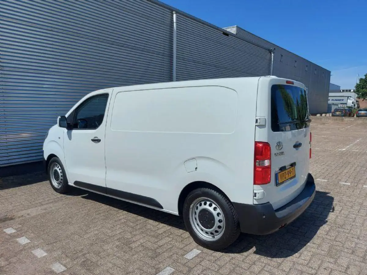 1.6 D-4D Cool Comfort prijs is EX btw, airco,cruisecontrol,radio/cd,