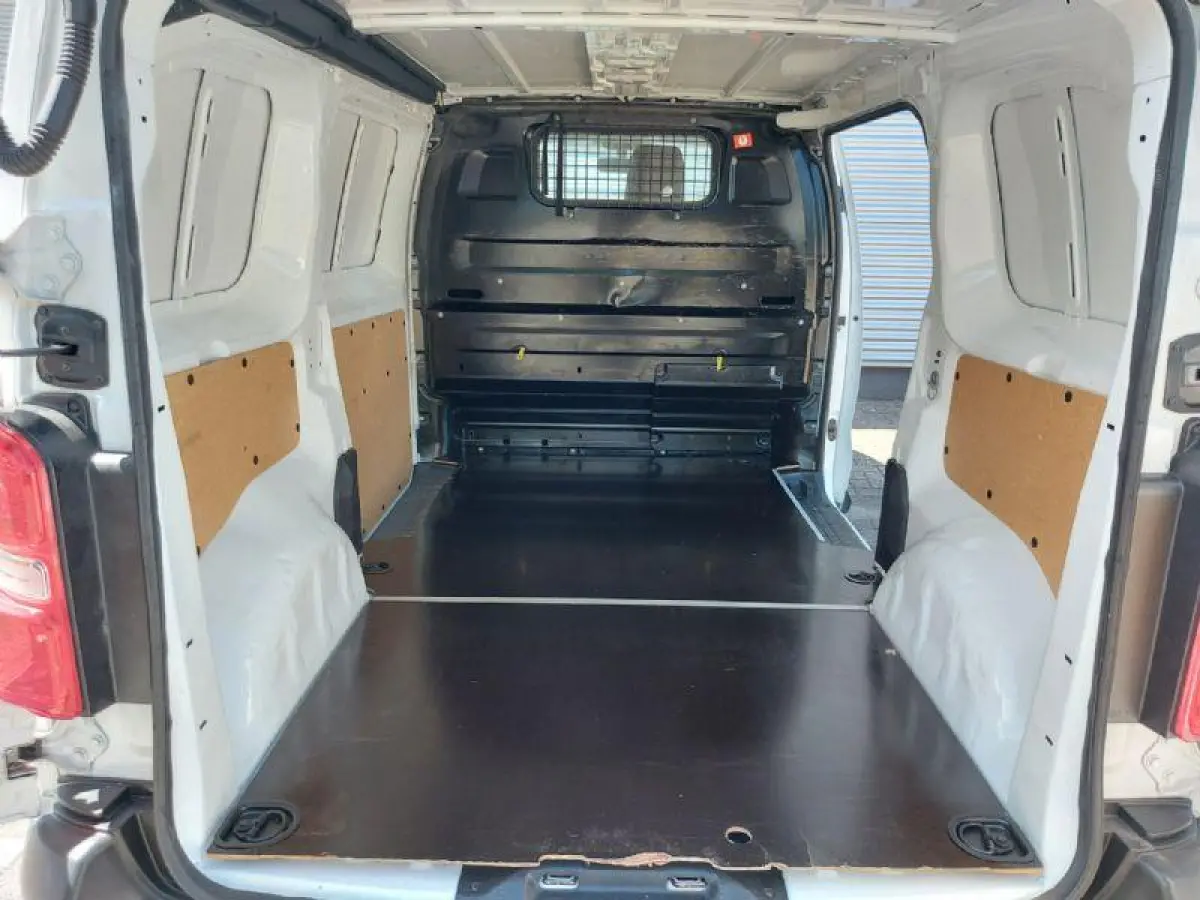 1.6 D-4D Cool Comfort prijs is EX btw, airco,cruisecontrol,radio/cd,
