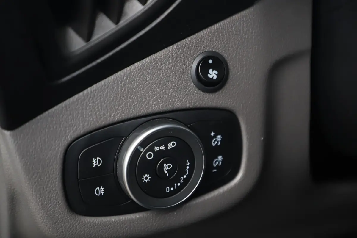 1.5 EcoBlue L1 Automaat Hondenauto Ventilatie Achterin Hondentransport Radio Bluetooth Airco Cruise Voorruitverwarming Inrichting voor Beesten
