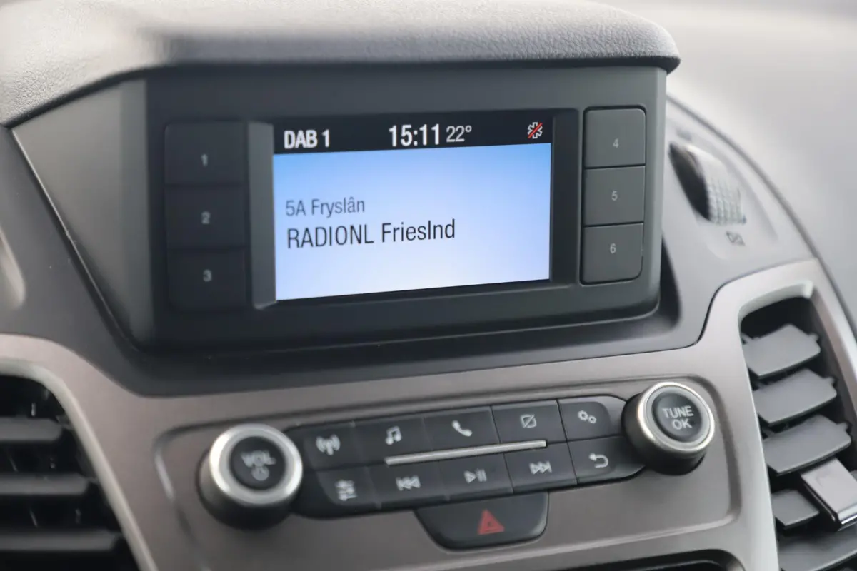 1.5 EcoBlue L1 Automaat Hondenauto Ventilatie Achterin Hondentransport Radio Bluetooth Airco Cruise Voorruitverwarming Inrichting voor Beesten