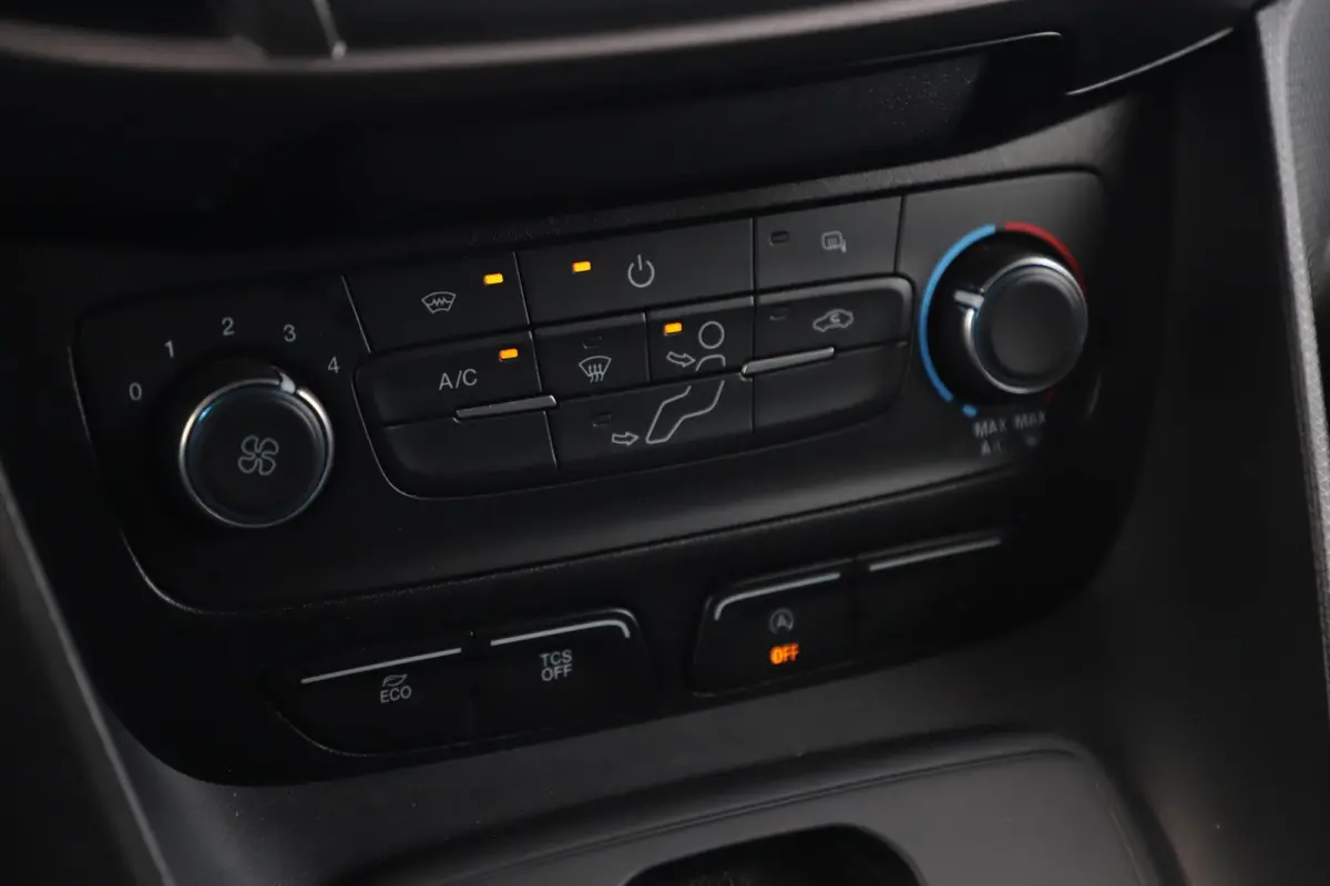 1.5 EcoBlue L1 Automaat Hondenauto Ventilatie Achterin Hondentransport Radio Bluetooth Airco Cruise Voorruitverwarming Inrichting voor Beesten
