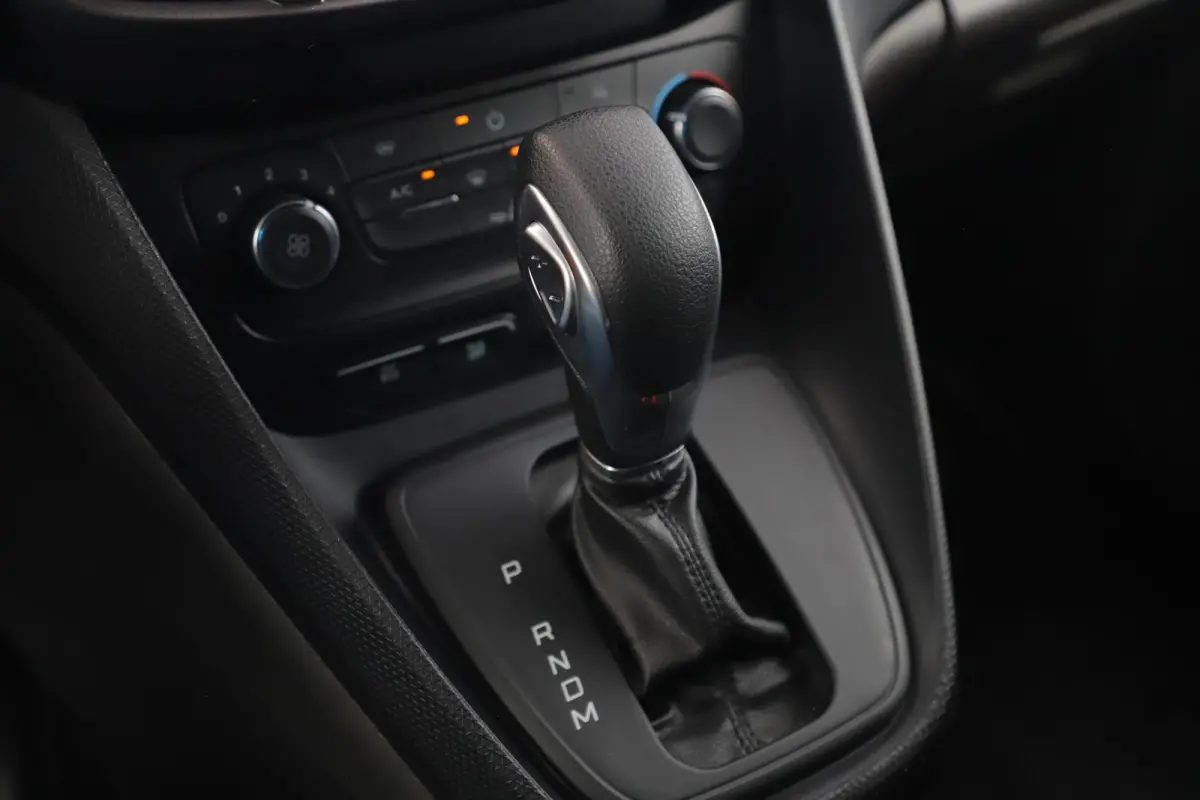 1.5 EcoBlue L1 Automaat Hondenauto Ventilatie Achterin Hondentransport Radio Bluetooth Airco Cruise Voorruitverwarming Inrichting voor Beesten