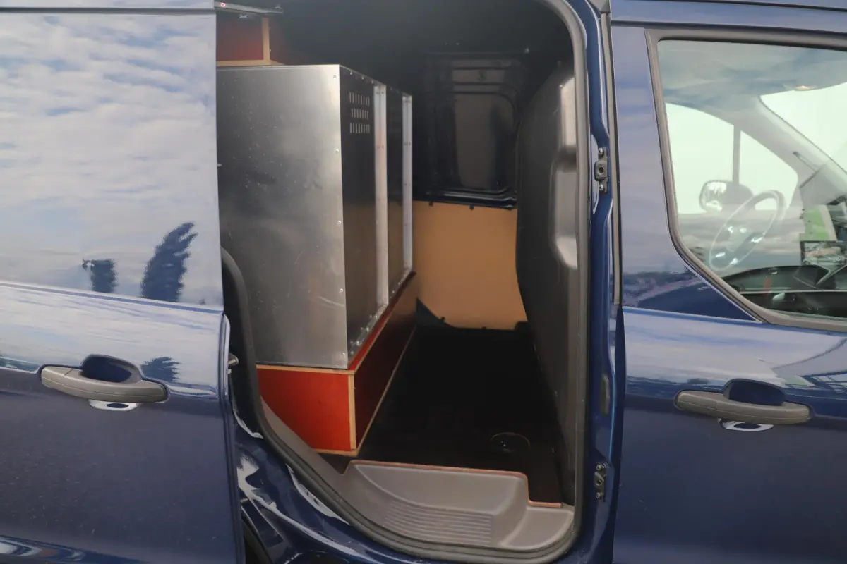 1.5 EcoBlue L1 Automaat Hondenauto Ventilatie Achterin Hondentransport Radio Bluetooth Airco Cruise Voorruitverwarming Inrichting voor Beesten
