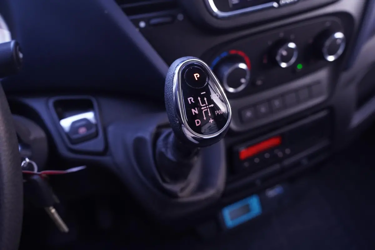 35S14 140 pk Aut. Koelauto-vries Bakwagen Automaat Airco, Apple Carplay, LxBxH 400x206x210 cm, 2-Zits