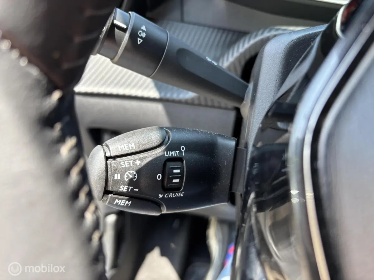 1.2 PureTech 100 Allure Pack navigatie en carplay Led koplampen cruise control Led koplampen