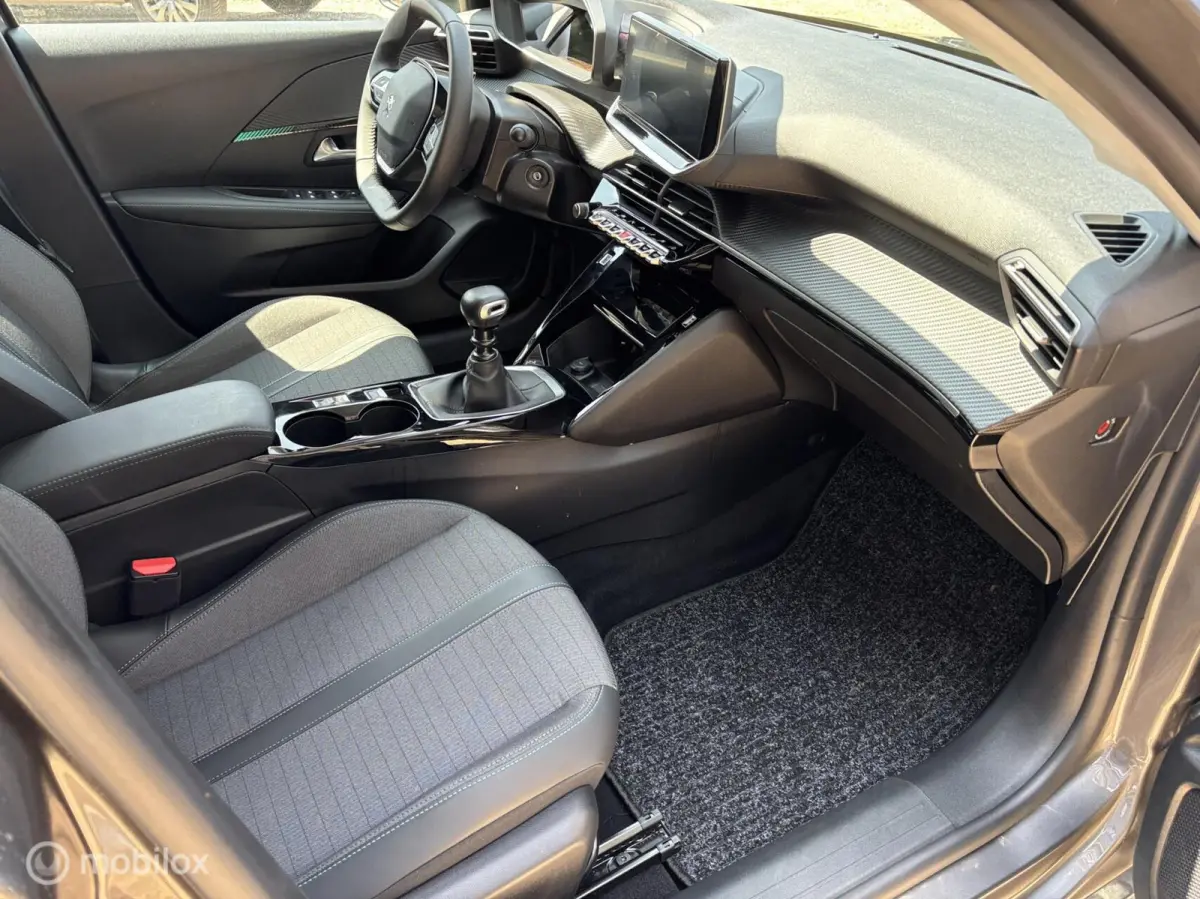 1.2 PureTech 100 Allure Pack navigatie en carplay Led koplampen cruise control Led koplampen
