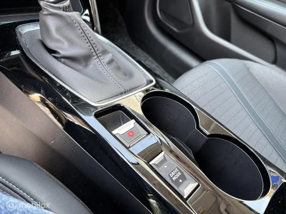 1.2 PureTech 100 Allure Pack navigatie en carplay Led koplampen cruise control Led koplampen